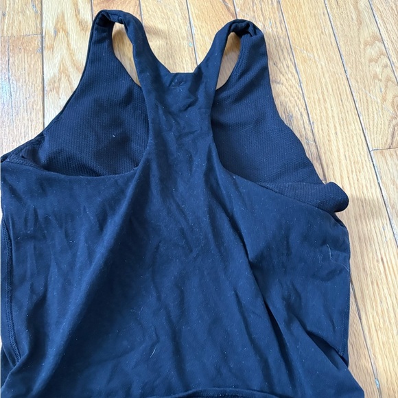 Workout top - Picture 2 of 3